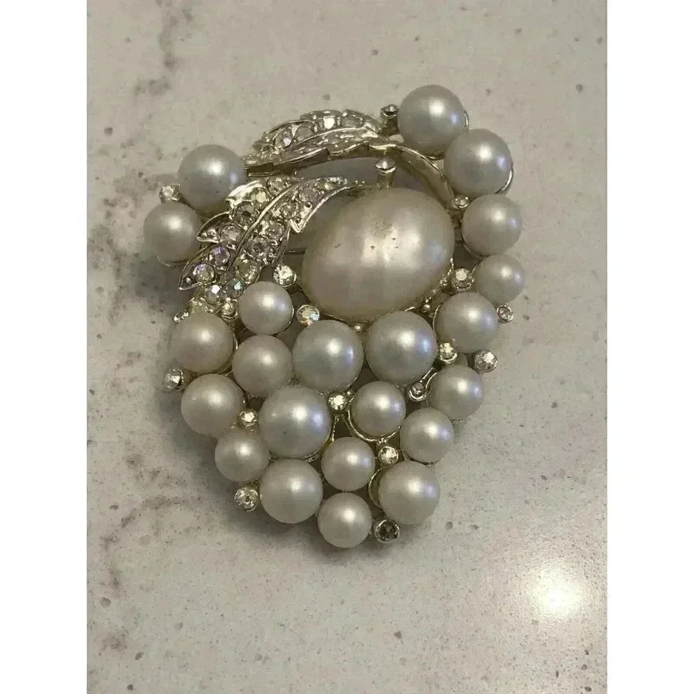 Vintage Baroque‎ Pearl Gold Tone AB Aurora Borealis Rhinestone Brooch READ